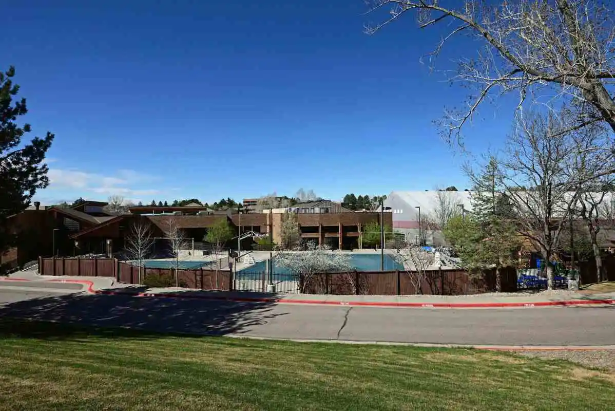 Exterior view of the HRCA Northridge Recreation Center and tennis pavilion serving Sugarmill and Northridge in Highlands Ranch, Colorado 80126